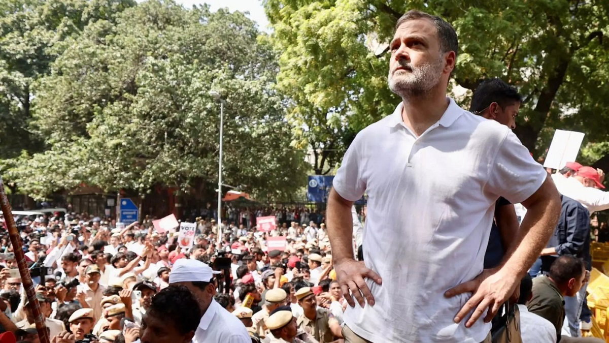 आठ घंटे के धरने के बाद राहुल-प्रियंका गांधी समेत तमाम नेता हिरासत में