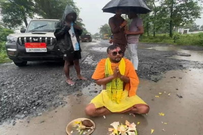 Dhanbad News: सड़क पर बने गड्ढों की पूजा कर JLKM ने जताया विरोध, प्रशासन का खींचा ध्यान