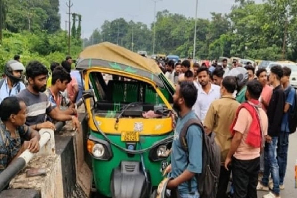 Saraikela News: सड़क हादसे की वजह बना आवारा सांड, ऑटो पलटने से 6 घायल