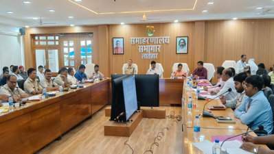 Latehar News: दुर्गा पूजा को लेकर DC-SSP की बैठक, अफवाह से बचने की अपील