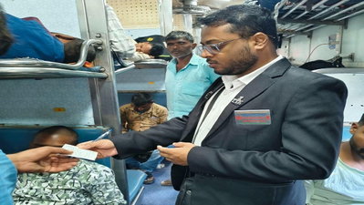 Dhanbad News: बिना टिकट यात्रा करते पकड़े गए 399 यात्री, 2.83 लाख वसूला जुर्माना