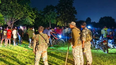 Chatra News: आदिवासी महिला से दुष्कर्म के आरोप पर बवाल, पुलिस पर पथराव में थाना प्रभारी घायल