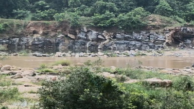 Bokaro News: कोनार नदी में धड़ल्ले से हो रहा अवैध पत्थर खनन, रात में ब्लास्टिंग से घरों में कंपन