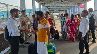 Dhanbad News: धनबाद स्टेशन पर बिना टिकट पकड़े गए 55 यात्री, वसूला जुर्माना