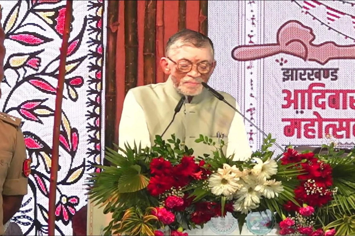 विश्व आदिवासी दिवस पर छात्रों को राज्यपाल का आश्वासन, बोले- CM हेमंत की बात पर रखें भरोसा