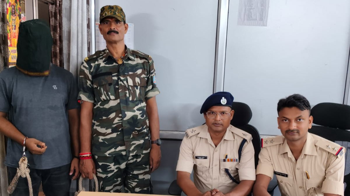 Jamtara News: APK फाइल भेजकर MNGL के उपभोक्ताओं को बनाता था निशाना, साइबर ठग गिरफ्तार