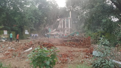 Ranchi News: जिला स्कूल में गिरी जर्जर पानी टंकी, मलबे में दबकर मजदूर की मौत