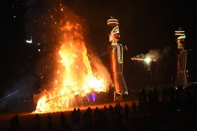 रांचीः आकर्षक आतिशबाजी के बीच मोराबादी मैदान में हुआ रावण दहन