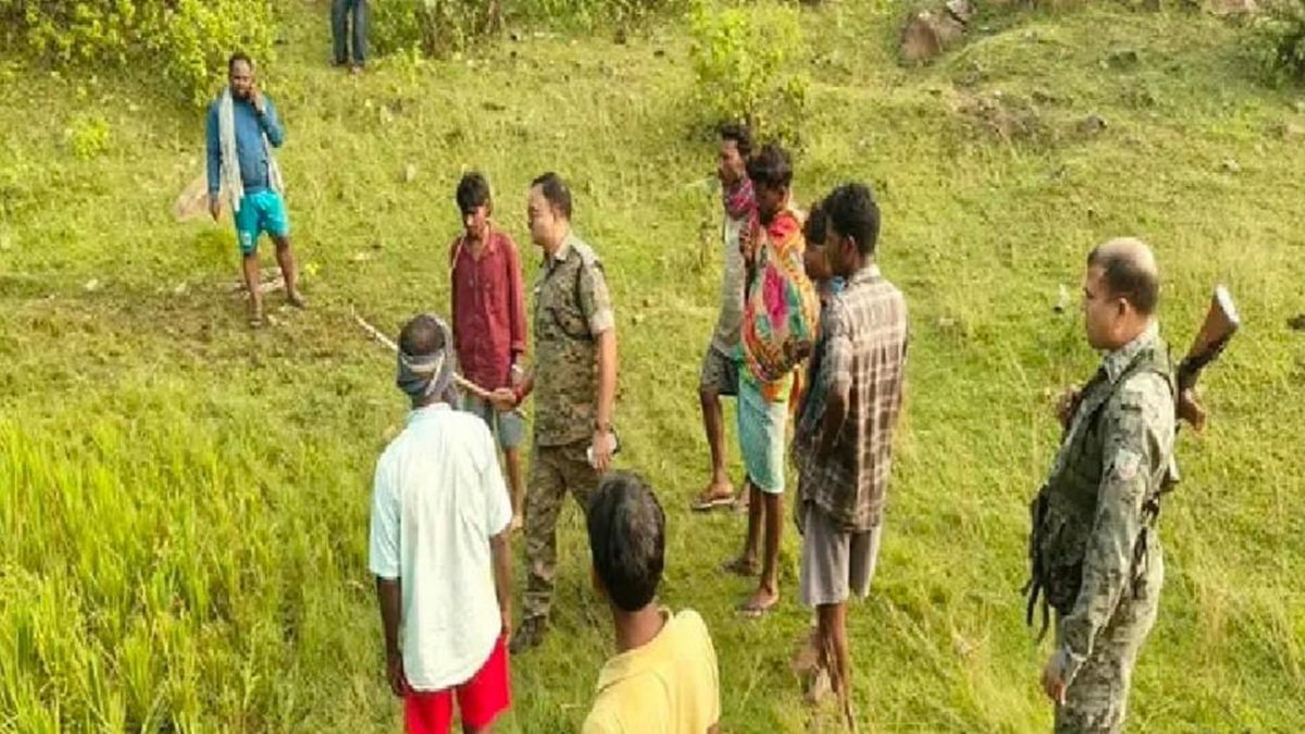 Dumka :  झाड़ियों से मिला आदिवासी छात्रा का शव, दुष्कर्म के बाद हत्या की आशंका से आक्रोश