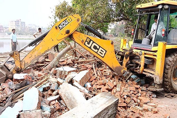 धनबाद: पम्पु तालाब के अवैध कब्जों पर चला रेलवे का बुलडोजर, दर्जनभर निर्माण ध्वस्त