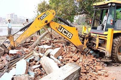 धनबाद: पम्पु तालाब के अवैध कब्जों पर चला रेलवे का बुलडोजर, दर्जनभर निर्माण ध्वस्त