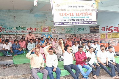 धनबाद: मनरेगा कर्मियों का रणधीर वर्मा चौक पर धरना, 11 मार्च तक सांकेतिक हड़ताल