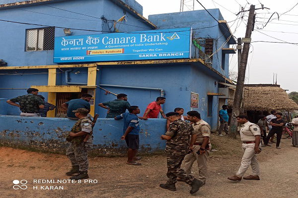 बहरागोड़ा: दिनदहाड़े केनरा बैंक में डकैती, हथियार के बल पर 15 लाख की लूट
