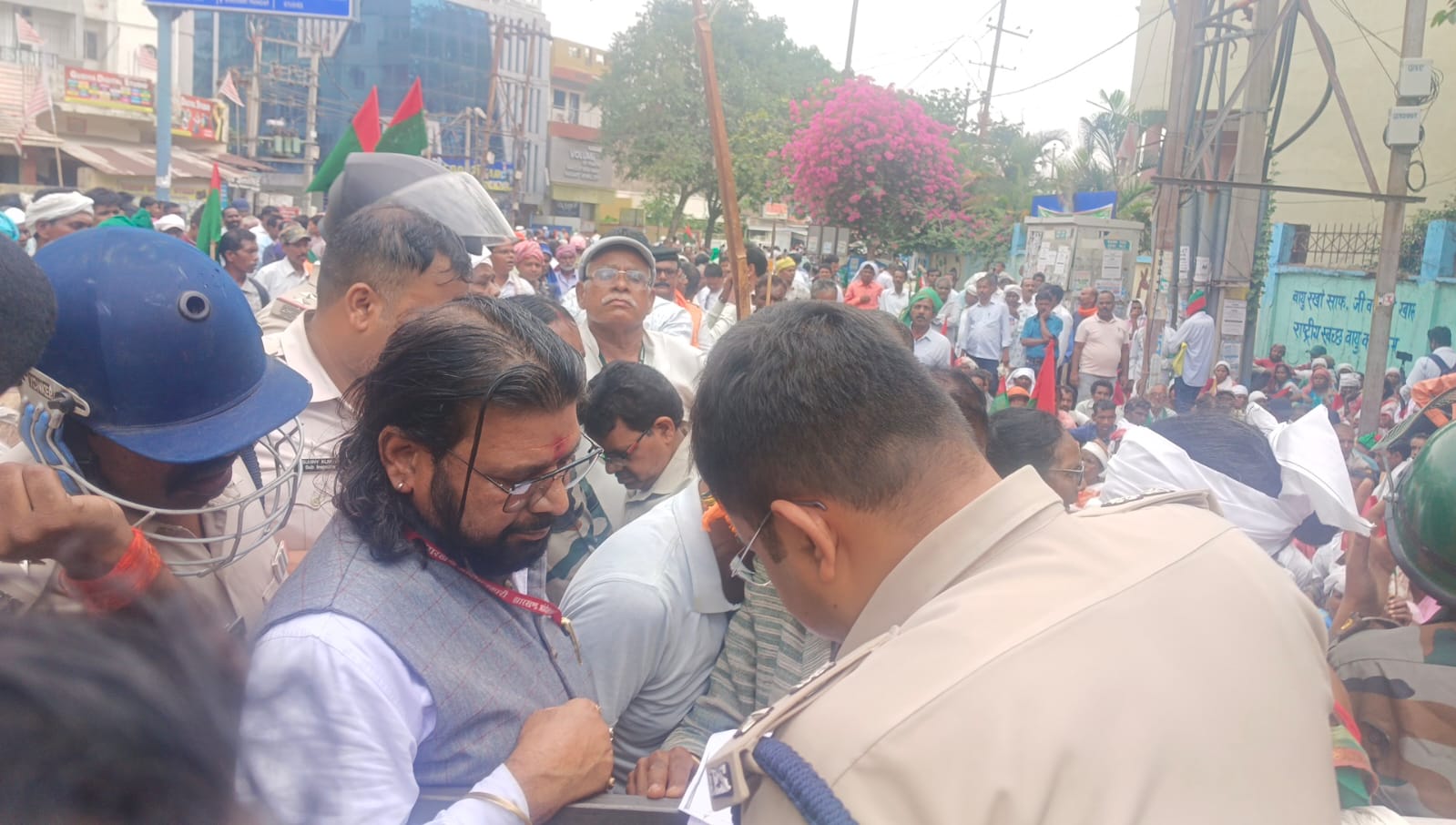 आंदोलनकारियों का पुलिस पर फूटा गुस्सा, बोलें-जिसने झारखंड बनाया, उसे ही जमीन पर बैठने को कह रहें