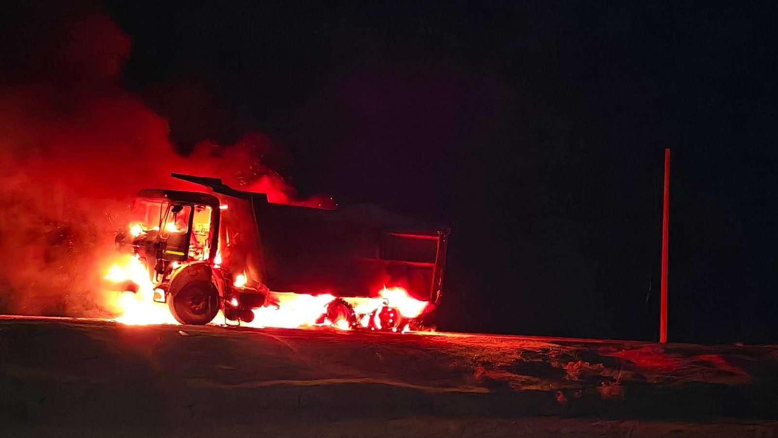 Giridih News :  डस्ट लदे हाइवा में भीषण आग, चालक ने कूदकर बचाई जान