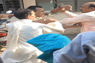 Giridih News :  रजिस्ट्री ऑफिस बना रणक्षेत्र, जमीन विवाद में जमकर हुई मारपीट व धक्का-मुक्की, वीडियो वायरल
