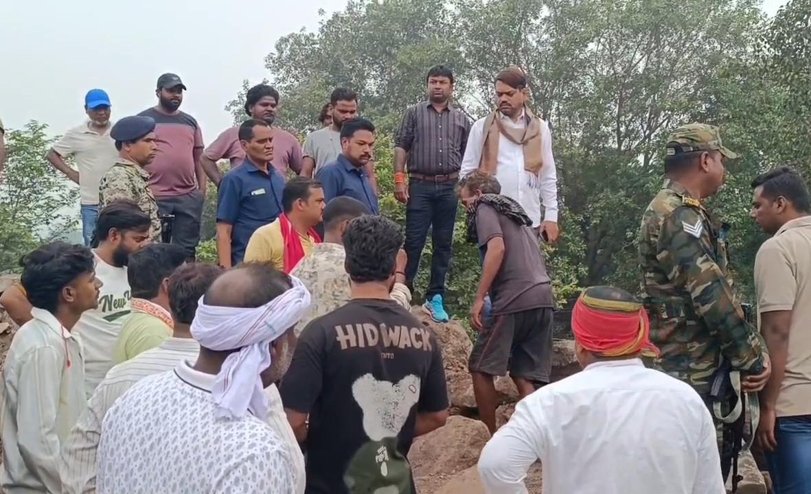 Dhanbad News :  घनुडीह में ओबी डंपिंग को लेकर विवाद, आउटसोर्सिंग कंपनी पर  मारपीट व फायरिंग के आरोप