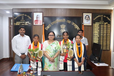 Simdega News: अंडर-18 एशिया कप में कांस्य जीतकर लौटीं पुष्पा और संदीपा, डीसी ने किया सम्मान