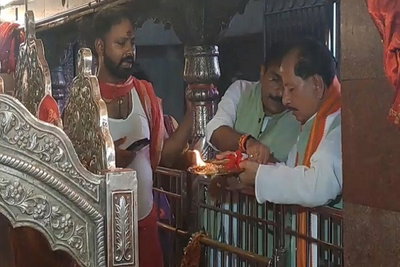 Bihar: मोदी सरकार के 12 साल पूरे होने पर जगदंबा मंदिर पहुंचे कृषि मंत्री विजय सिन्हा, की पूजा-अर्चना