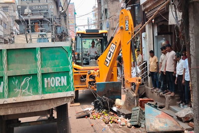 Deoghar News: हंगामे के बीच चला बुलडोजर, हटे अवैध अतिक्रमण