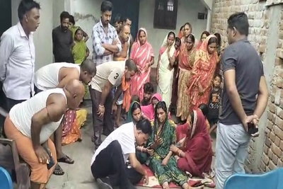 Giridih News: तीन बेटियों की हत्या के बाद पीड़ित परिवार से मिले मंत्री सुदिव्य सोनू, हरसंभव मदद का दिया भरोसा