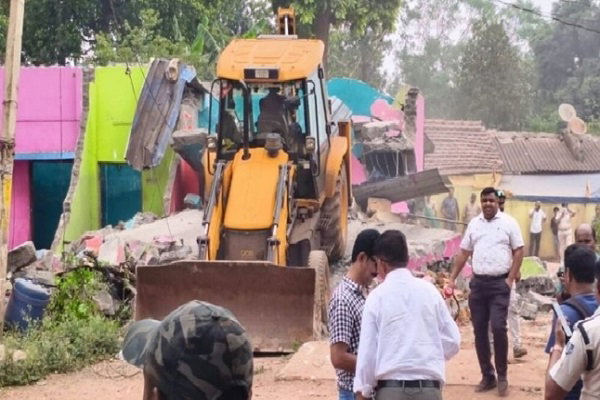 Chaibasa News: फरार आरोपी मो रोहित के घर चला बुलडोजर
