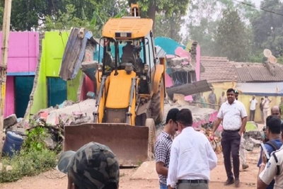 Chaibasa News: फरार आरोपी मो रोहित के घर चला बुलडोजर