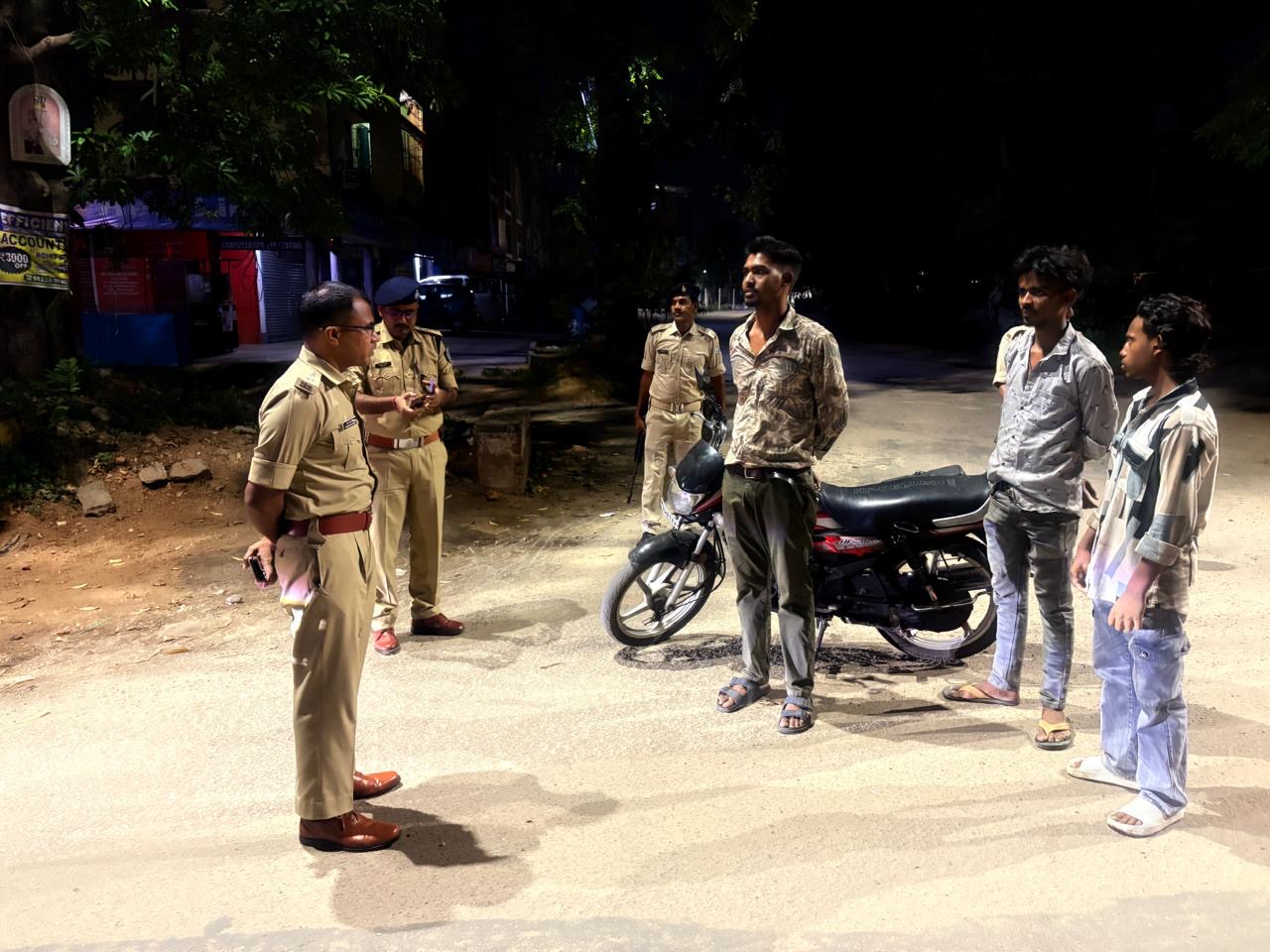Bokaro News : रातभर सड़कों पर मुस्तैद रहे SP, गश्ती दल व थाना क्षेत्रों की सुरक्षा का लिया जायजा