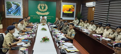 Chaibasa : कोल्हान में नक्सलियों पर और कसेगा शिकंजा, डीजीपी ने सुरक्षा व्यवस्था की समीक्षा की