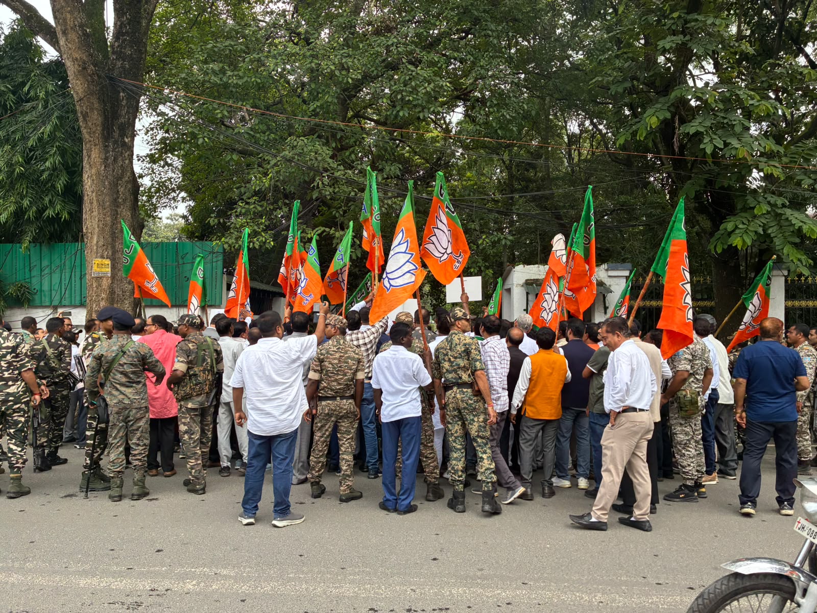 CM आवास के बाहर BJP कार्यकर्ताओं का प्रदर्शन, इस्तीफा मांगा