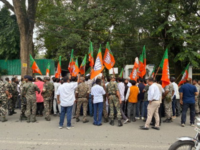 CM आवास के बाहर BJP कार्यकर्ताओं का प्रदर्शन, इस्तीफा मांगा