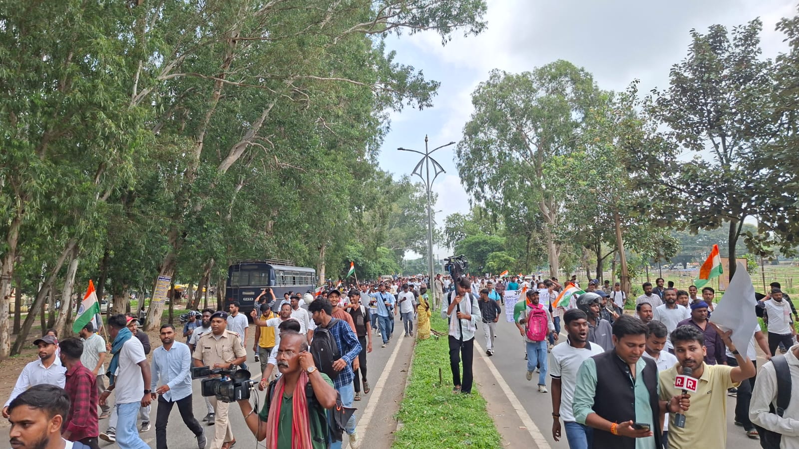 JPSC-JSSC आंदोलन: छात्रों ने चौथी बैरिकेडिंग भी तोड़ी, विधानसभा की तरफ बढ़े,पालकी में बैठ देवेंद्रनाथ पहुंचे धरनास्थल