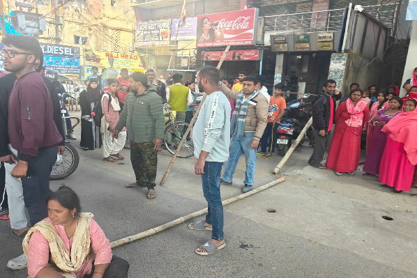 रांची :  दखल-दिहानी के खिलाफ लोगों का विरोध प्रदर्शन, रातू रोड जाम