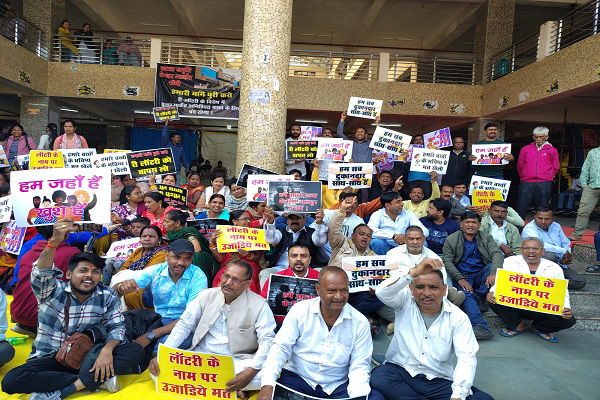 रांची: अटल वेंडर मार्केट के दुकानदारों ने रिलॉटरी के खिलाफ बंद किया दुकान, जताया विरोध