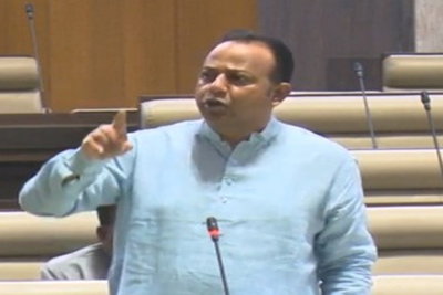 रामनवमी में डीजे प्रतिबंध पर सदन में जोरदार हंगामा, भाजपा विधायक तख्तियां लेकर वेल में उतरे