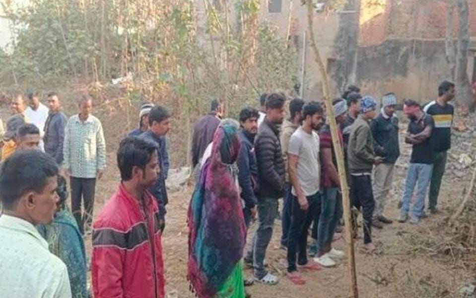 दुमका :  बंद पड़े पुलिस भवन के पीछे महिला व 6 साल की बच्ची का शव बरामद