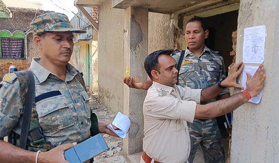 धनबाद पुलिस का बड़ा एक्शन, भगोड़े प्रिंस खान के घर चस्पा इश्तेहार