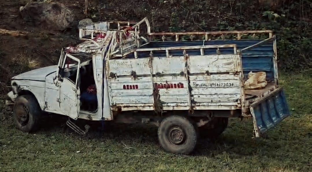 Chaibasa News :  बारात से लौट रहा पिकअप वैन खेत में पलटा, 12 वर्षीय बच्चे समेत दो की मौत