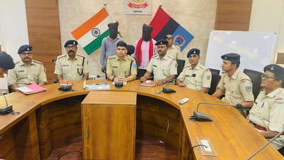 Ramgarh News :  फर्जी होलोग्राम व स्टीकर लगा करते थे विदेशी शराब की सप्लाई, दो गिरफ्तार