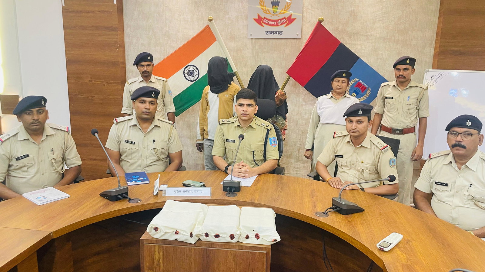 Ramgarh News :   शिव शंकर ज्वैलर्स डकैती कांड में बड़ी सफलता, जमीन में छिपाकर रखे जेवर बरामद