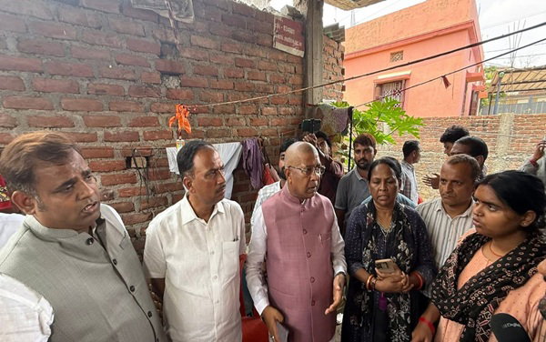Ranchi News : लापता बच्ची के परिजन से मिले आदित्य साहू, सुरक्षित बरामदगी ना होने पर आंदोलन की चेतावनी