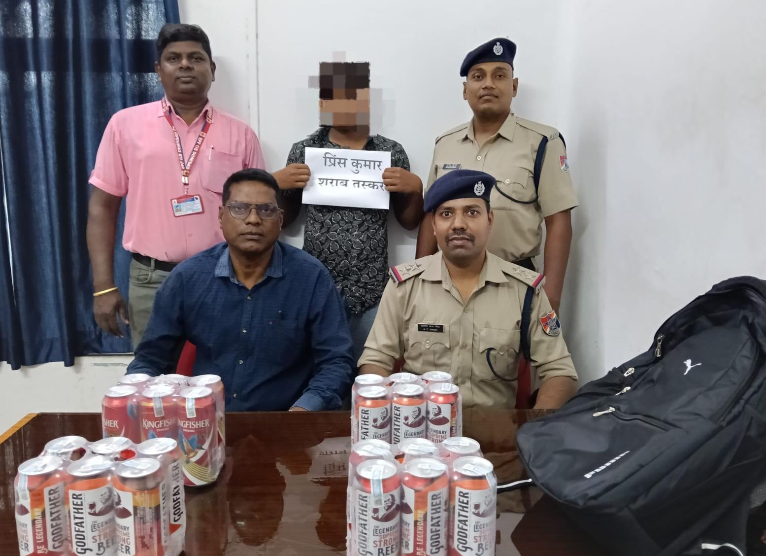 Dhanbad News :   बीकानेर एक्सप्रेस से शराब तस्कर गिरफ्तार, 24 कैन बीयर बरामद