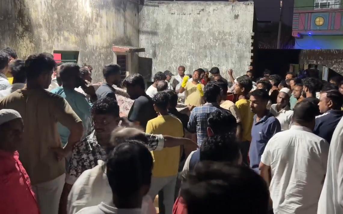 Dhanbad News : बरवाअड्डा में मिले शव की हुई पहचान, पंचायत समिति सदस्य ने बेटे की हत्या की आशंका जताई