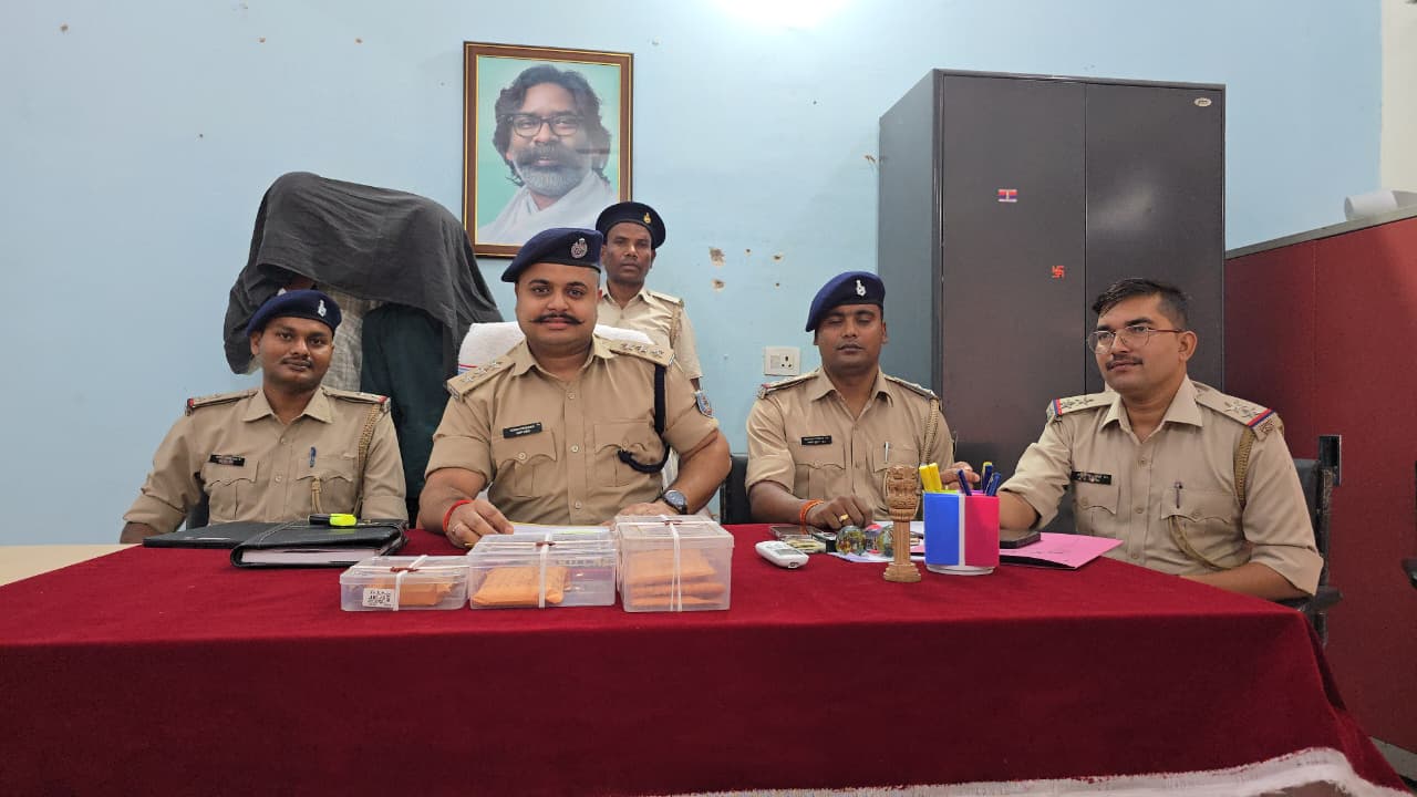 Hazaribagh News :   हथियार सौदेबाजी में दोस्तों ने प्रमोद की हत्या कर शव बालू में गाड़ा, दो गिरफ्तार