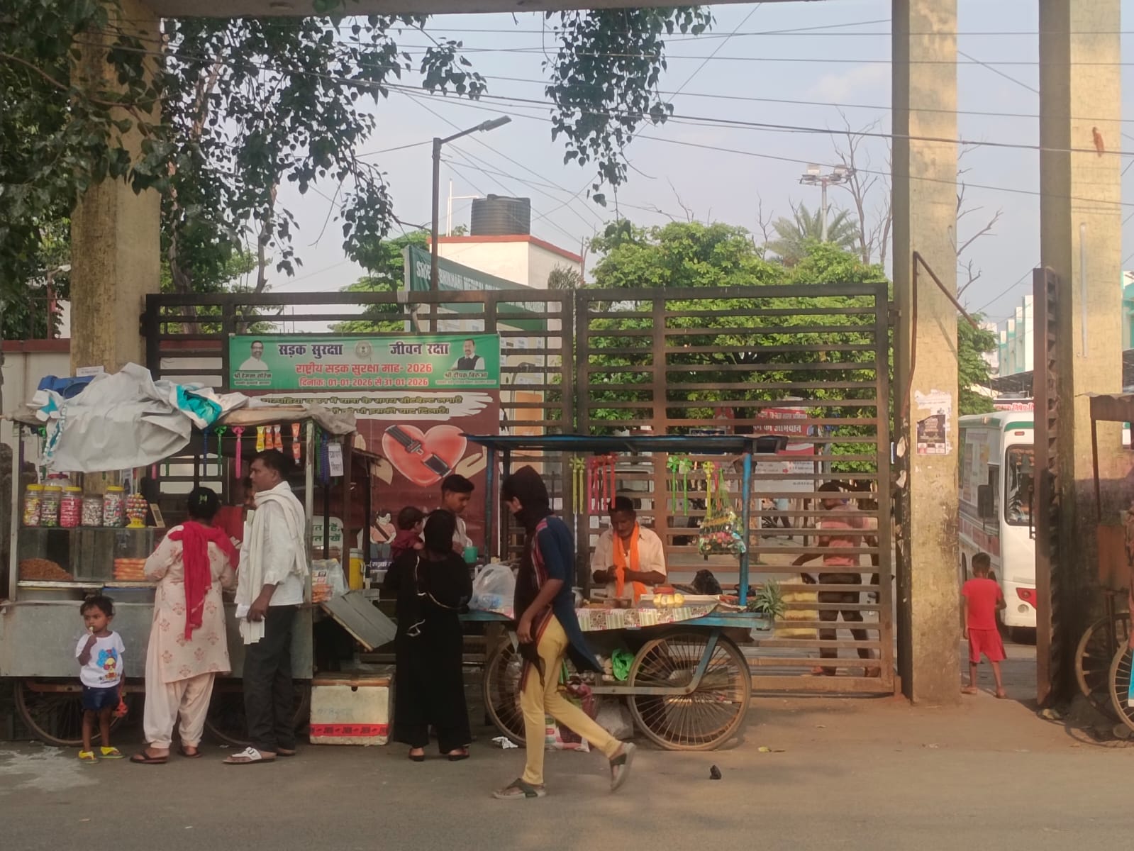 Hazaribagh News :  शेख भिखारी मेडिकल कॉलेज का मेन गेट बंद करने से मरीज व परिजन परेशान