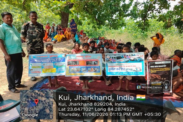 Latehar News: पुलिस ने चलाया जागरूकता अभियान, साइबर ठगी से बचाव की दी जानकारी