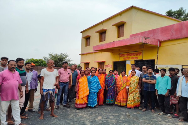 Jamtara News: आवास योजना में गड़बड़ी का आरोप, ग्रामीणों ने सुखजोड़ा पंचायत सचिवालय का किया घेराव