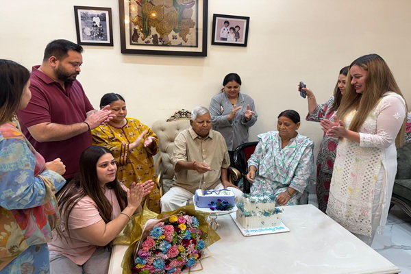 79 के हुए लालू प्रसाद यादव, परिवार संग केक कटिंग कर मनाया जन्मदिन