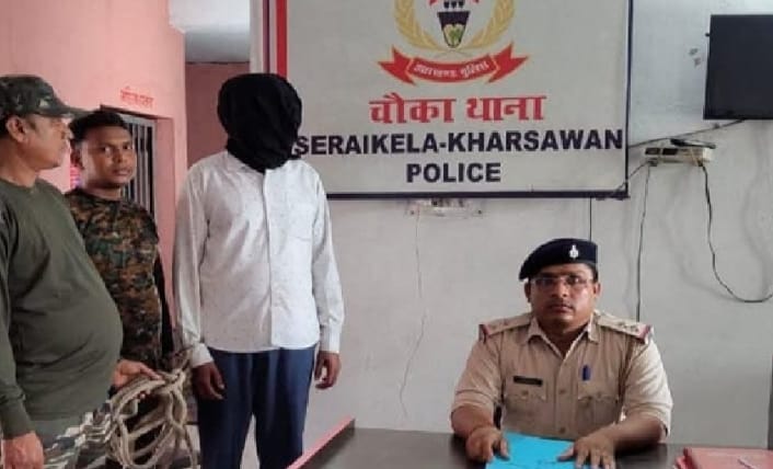 Saraikela : JSSC-PGT शिक्षक नियुक्ति पत्र दिलाने के नाम पर 10 लाख मांगने वाला आरक्षी गिरफ्तार