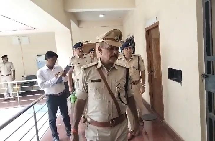 Dhanbad : सिटी एसपी ने गोविंदपुर थाना का किया औचक निरीक्षण, फाइलों से लेकर बैरक तक की ली जानकारी